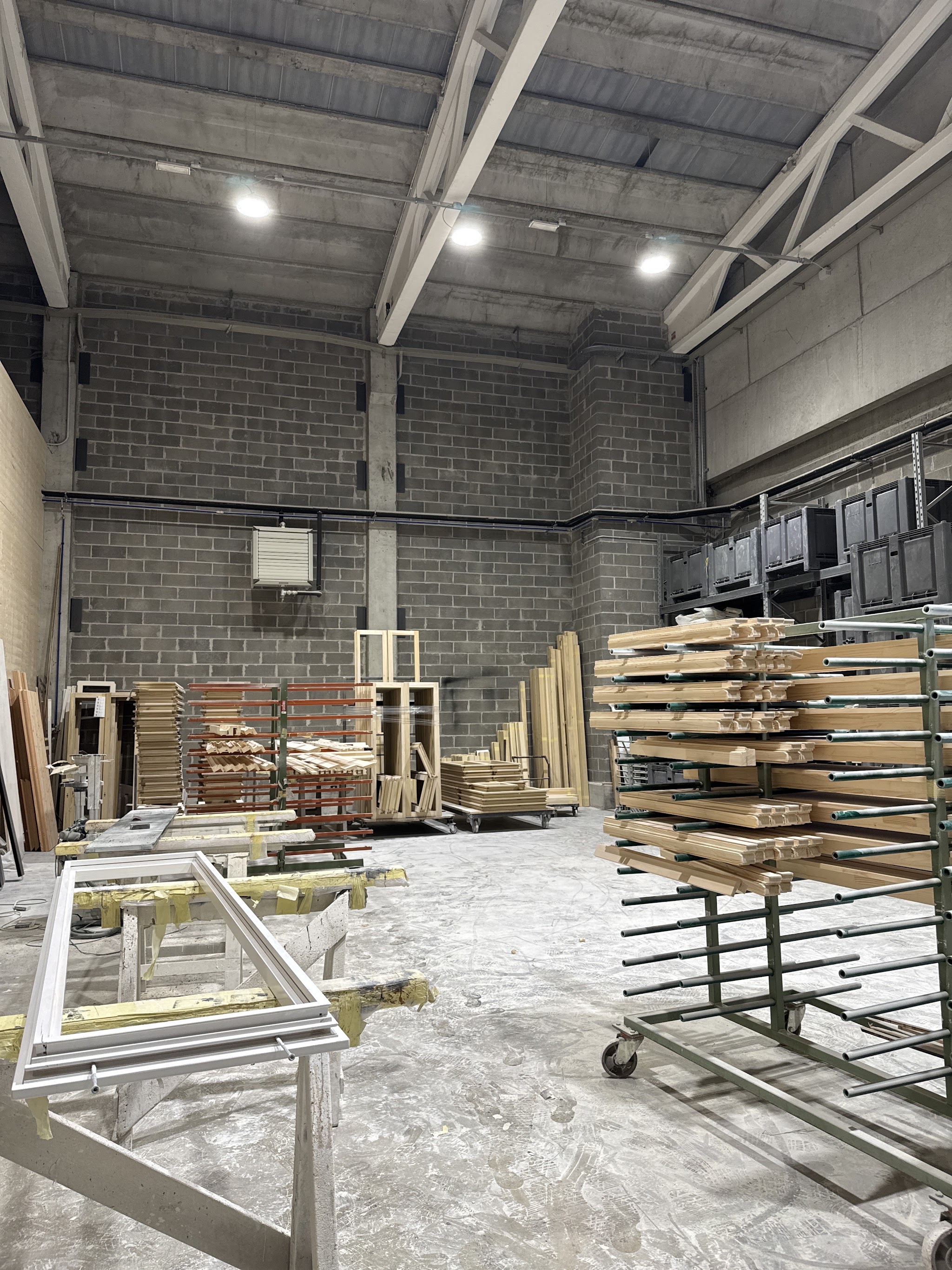 Telai in legno nel laboratorio Mottini Line