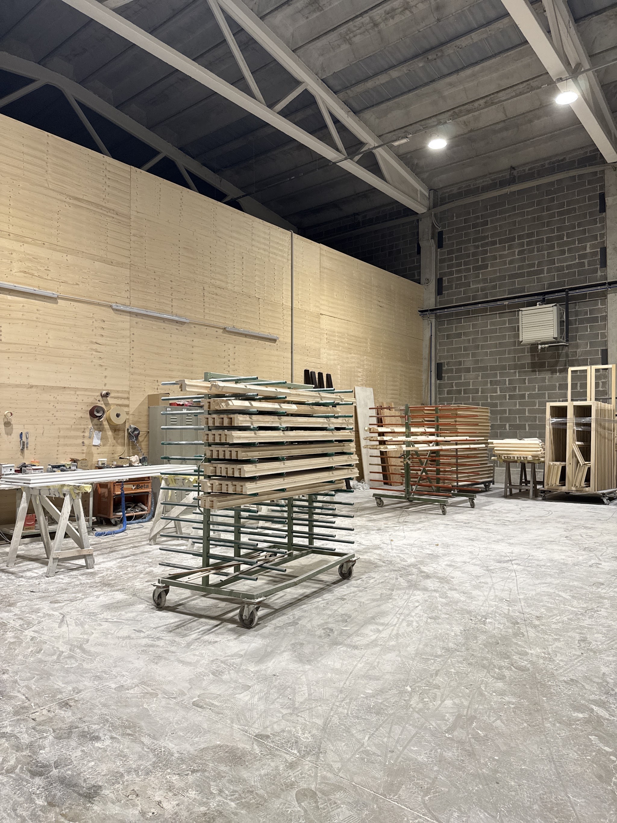 Componenti in legno organizzati nel laboratorio Mottini Line